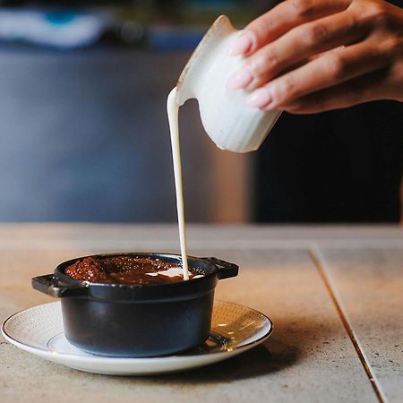 Stock Exchange Hotel, Manchester, Autograph Collection Esterno foto A pot of chocolate pudding being topped with cream