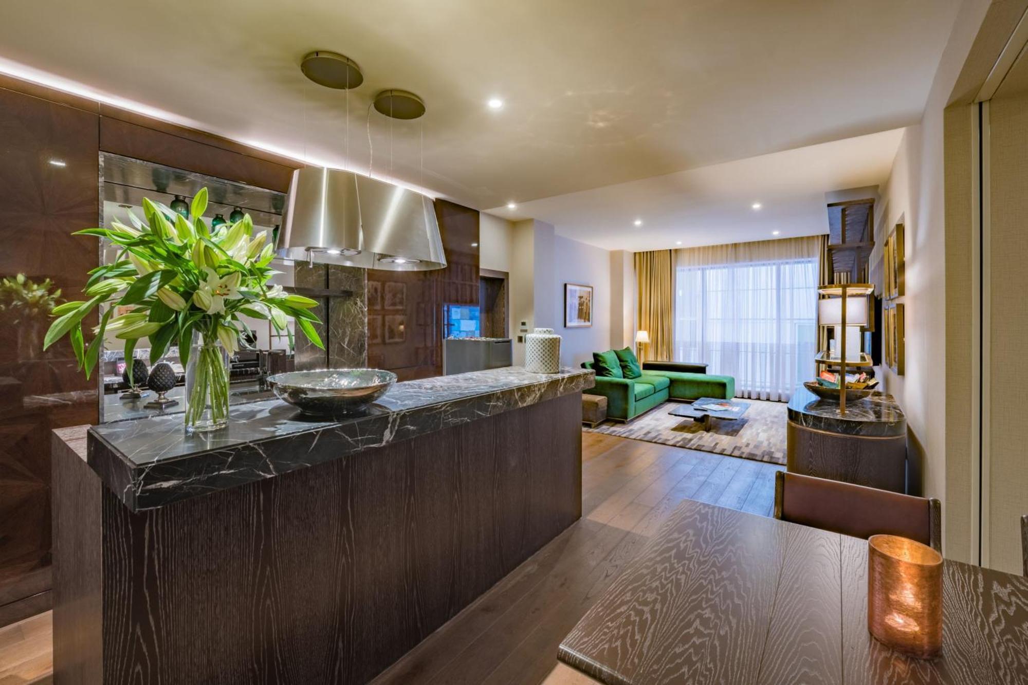 Stock Exchange Hotel, Manchester, Autograph Collection Esterno foto The kitchen and living room of a two-bedroom apartment