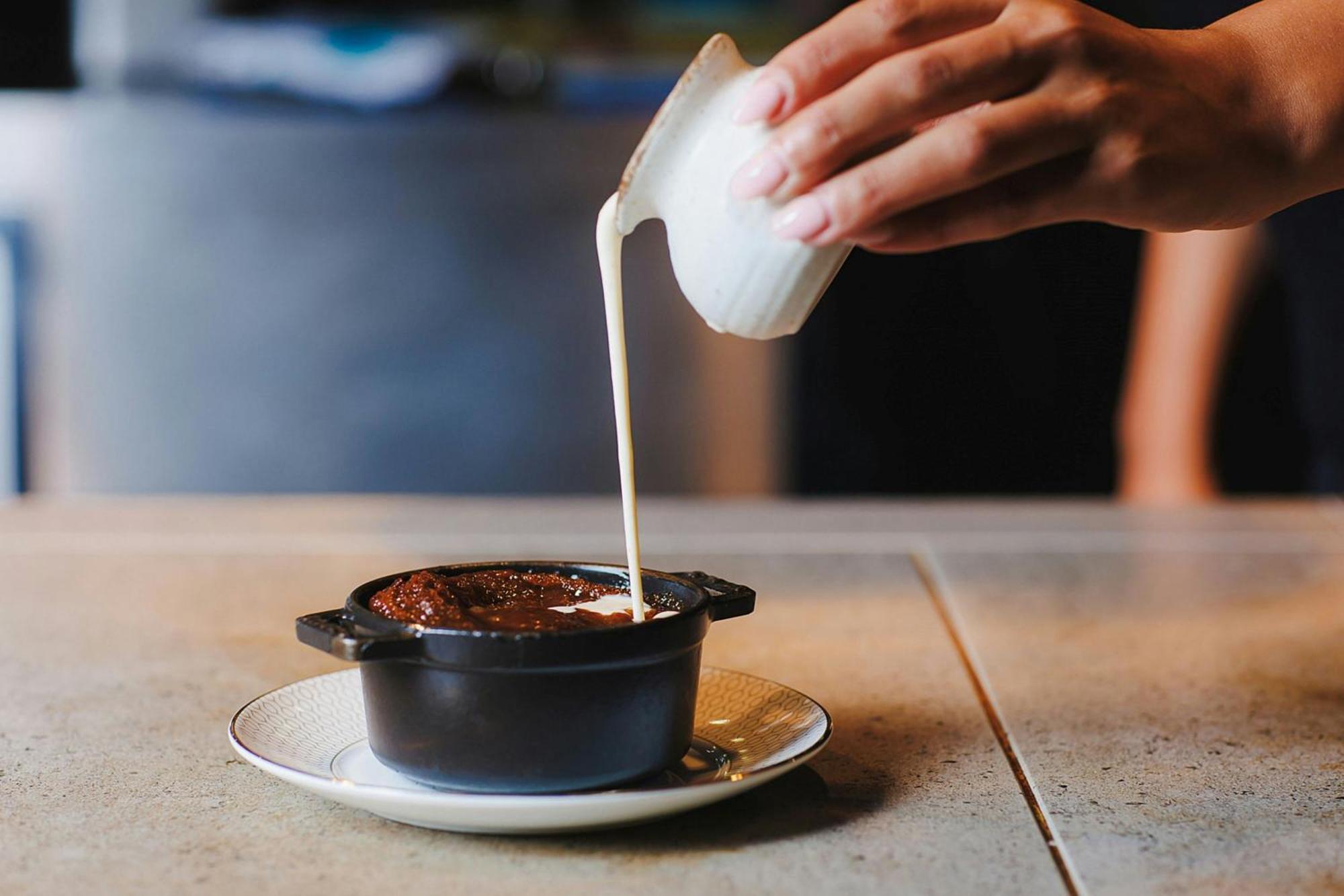 Stock Exchange Hotel, Manchester, Autograph Collection Esterno foto A pot of chocolate pudding being topped with cream