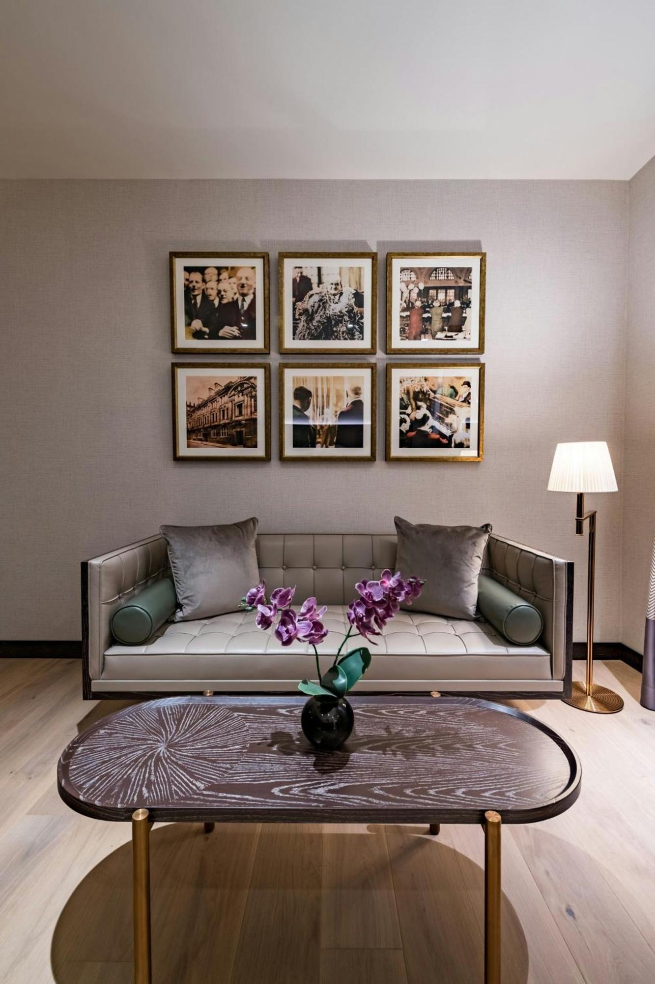 Stock Exchange Hotel, Manchester, Autograph Collection Esterno foto A settee